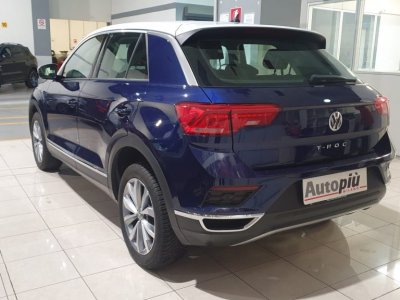 Auto Volkswagen T-Roc 1.5 TSI ACT DSG Style BlueMotion Technology usata in vendita presso concessionaria Autopiù Due Milano a 22.500 € - foto numero 2