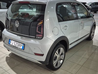 Auto Volkswagen Up 1.0 TSI 90 CV 5p. cross up! usata in vendita presso concessionaria Autopiù Due Milano a 11.700 € - foto numero 2