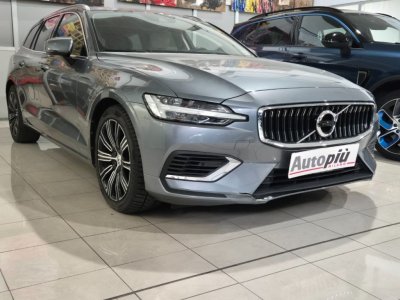 Auto Volvo V60 T6 Recharge AWD Plug-in Hybrid Inscription Express usata in vendita presso concessionaria Autopiù Due Milano a 28.400 € - foto numero 3